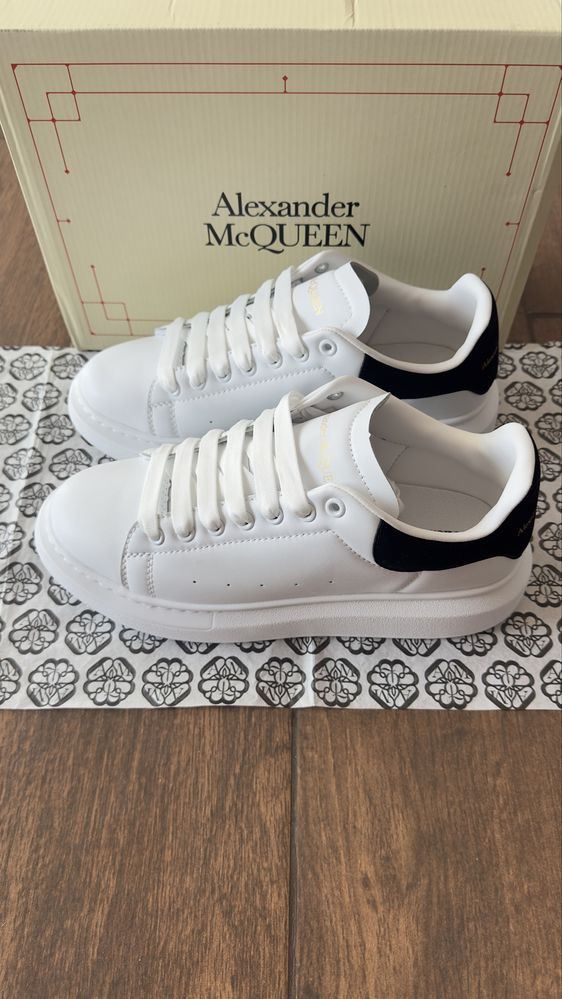 Alexander McQueen кецове