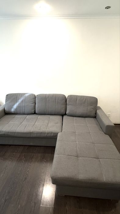 Диван серого цвета трёхместный.