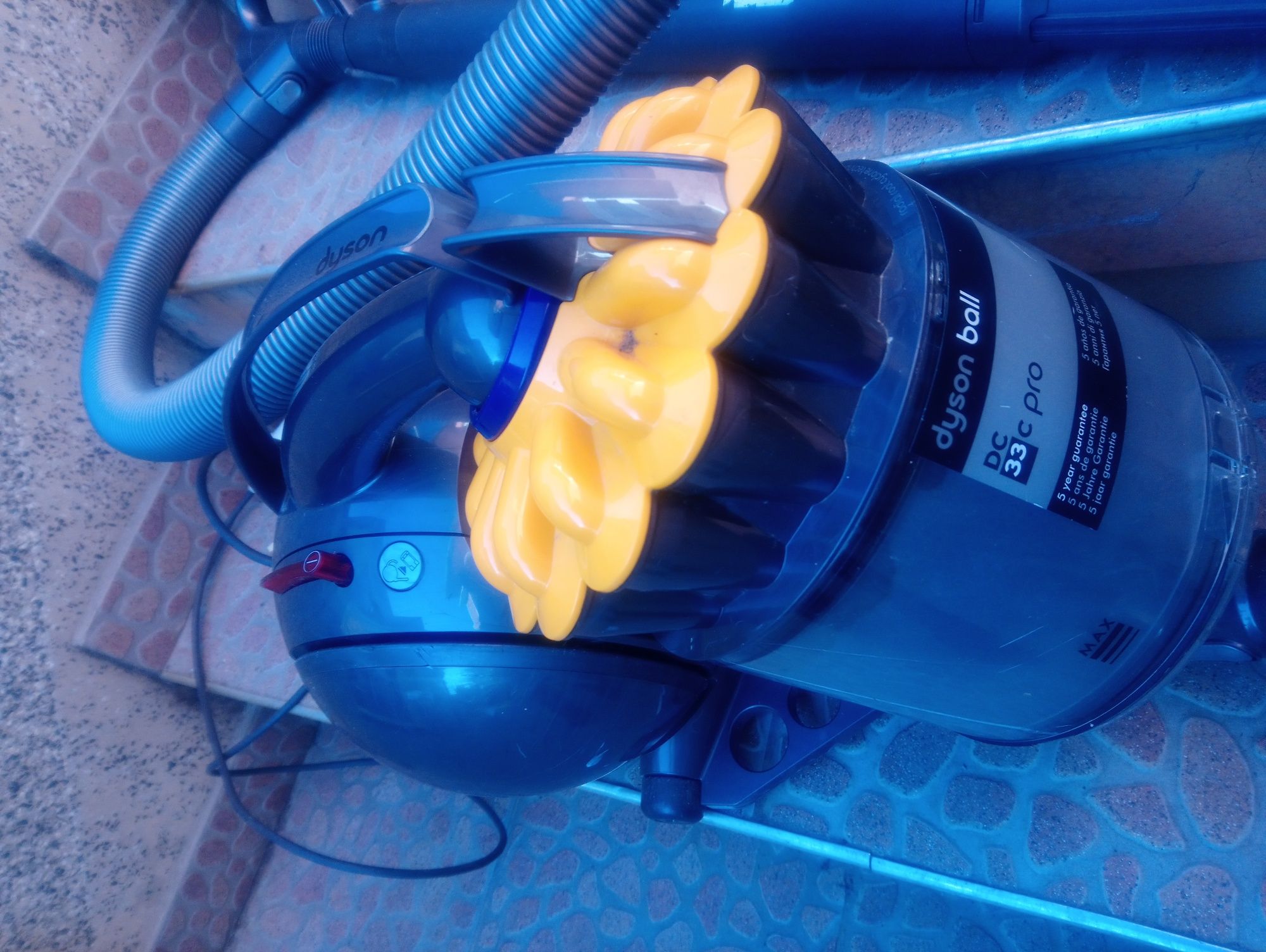 Прахосмукачка Dyson BALL  DC33 PRO