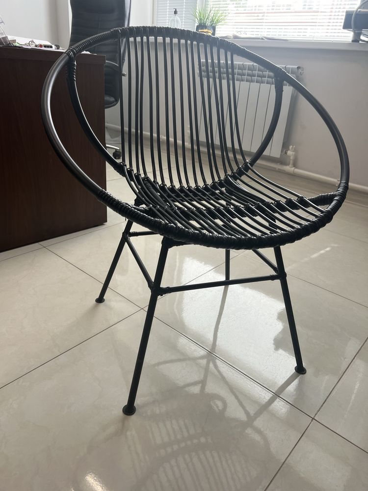 Стол и 4 стуля, в металическом корпусе, вязанный