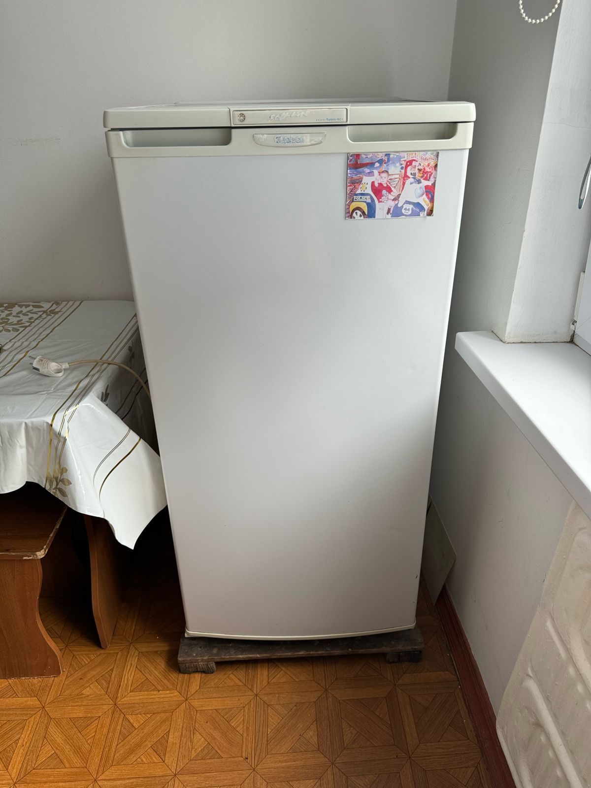 Холодильник белого цвета, рабочая