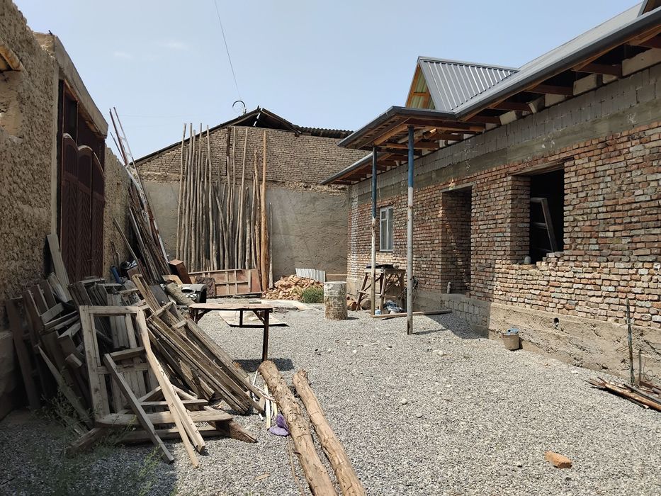 Уй сотилади,каропка холатда