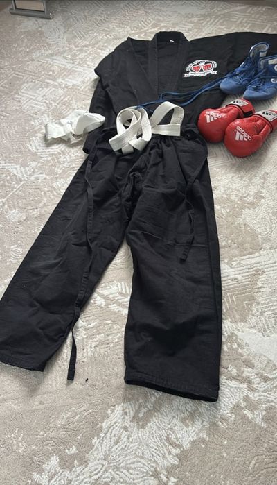 Продам спортивную одежду б/у на подростка 8-9 лет