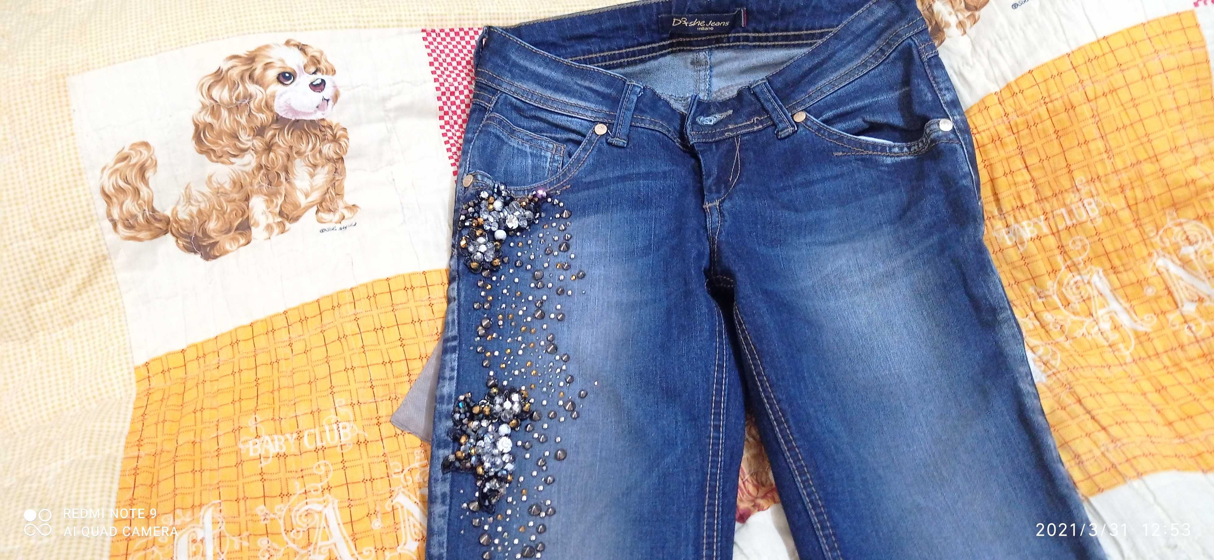 Женские джинсы, размер S,со стразами,б/у в отличном состоянии