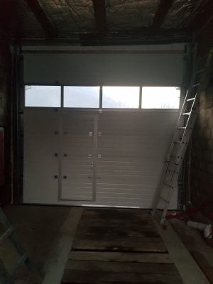 Usi de garaj cu panouri vitrate si acces pietonal
