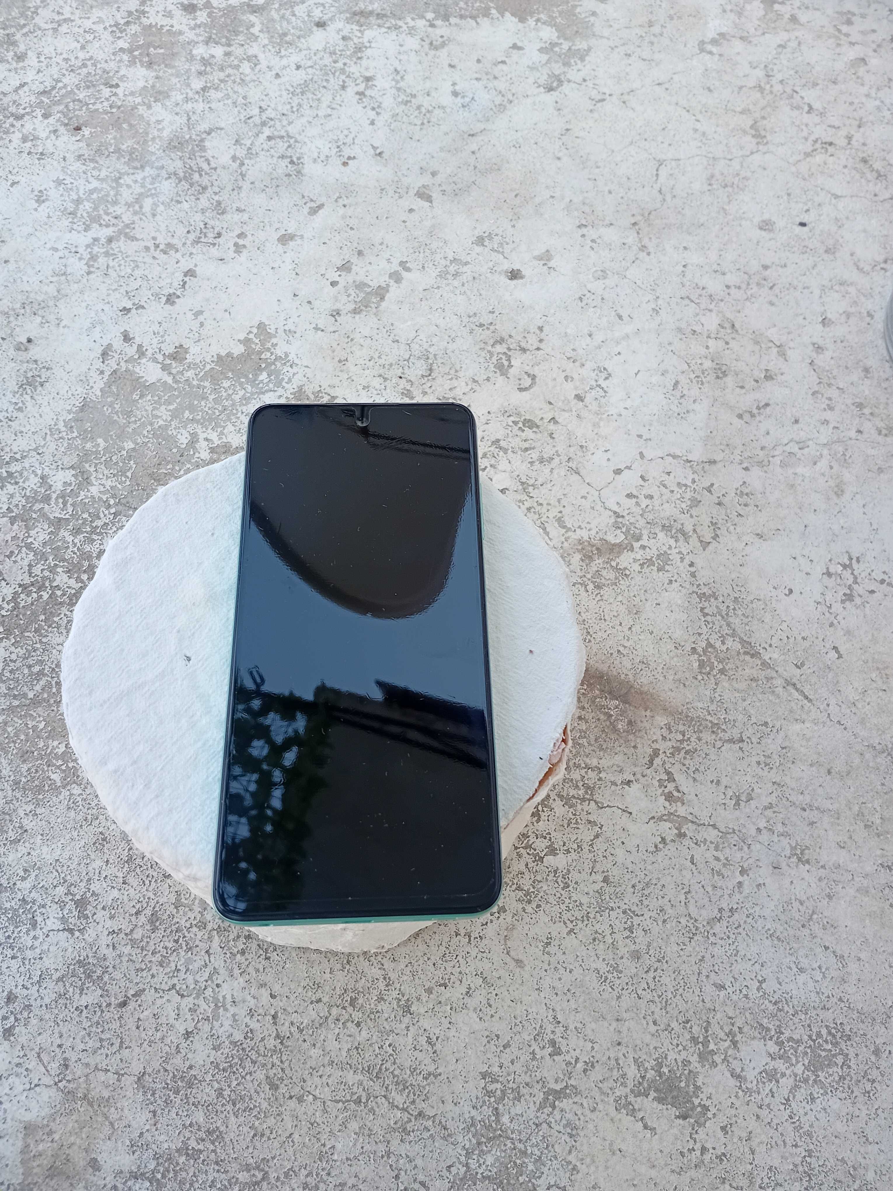 HMD  телефон пише отзад