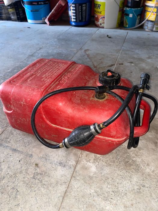 Barcă de pescuit cu motor și sonar