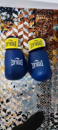 Боксерские перчатки и щитки-футы