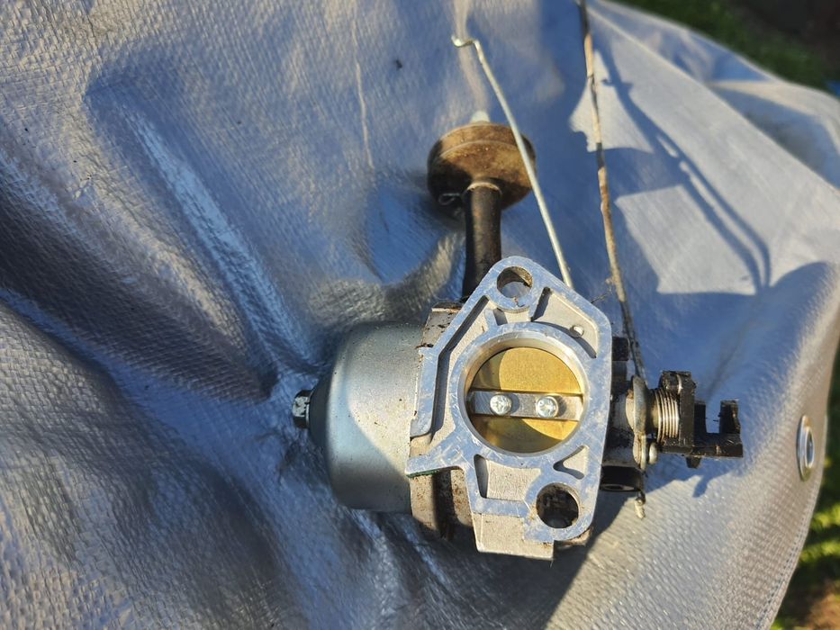 Carburator tractoras gazon În stare foarte bună.
Se potrivește pe mai
