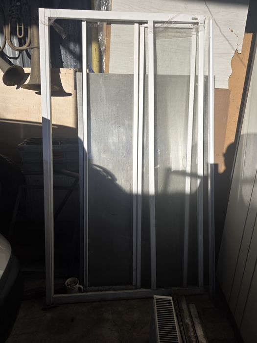 Cada pentru dus si paravan din aluminiu cu sticla.