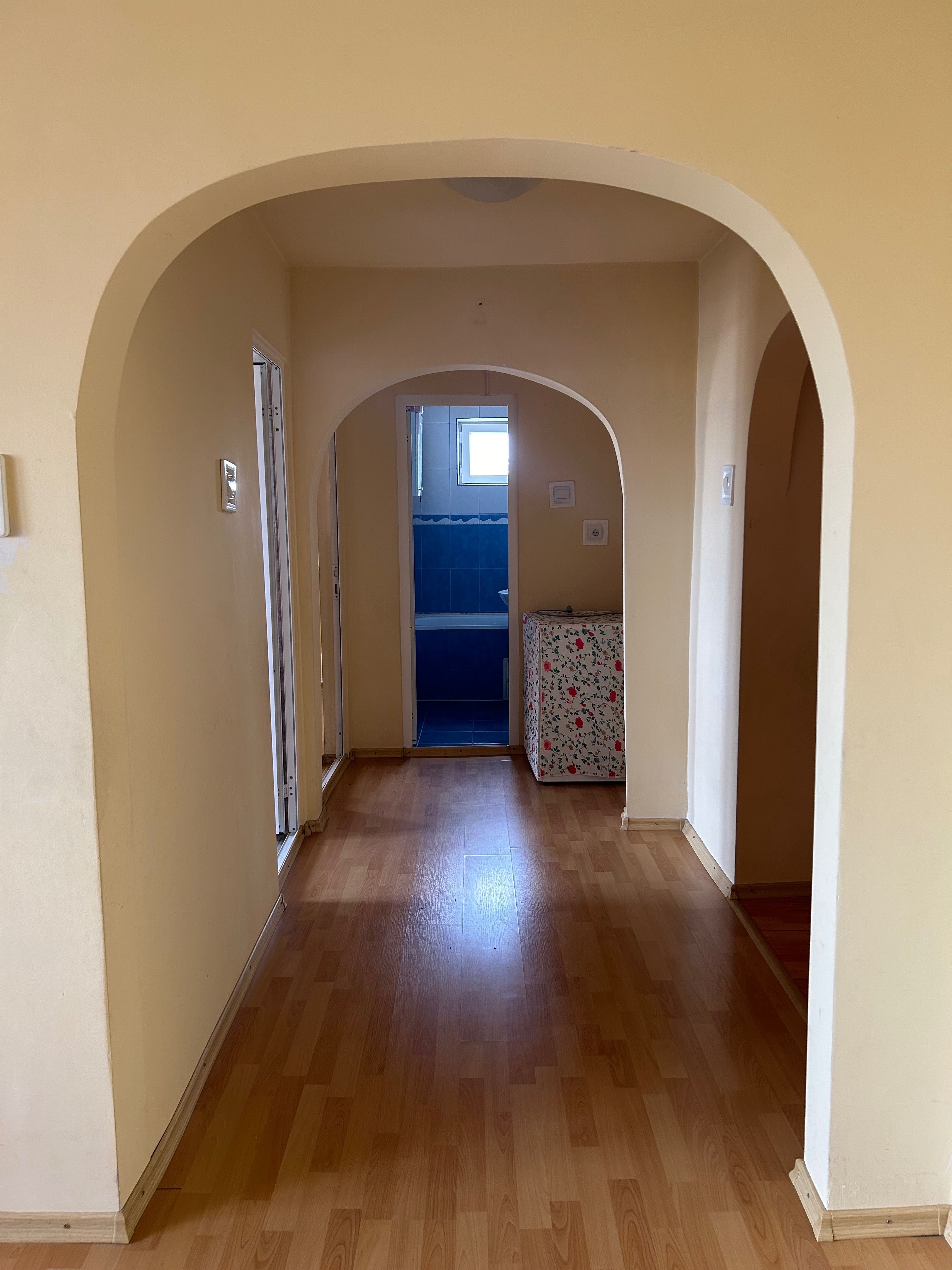 Vând apartament 3 camere zona tribunal Medgidia  decomandat!