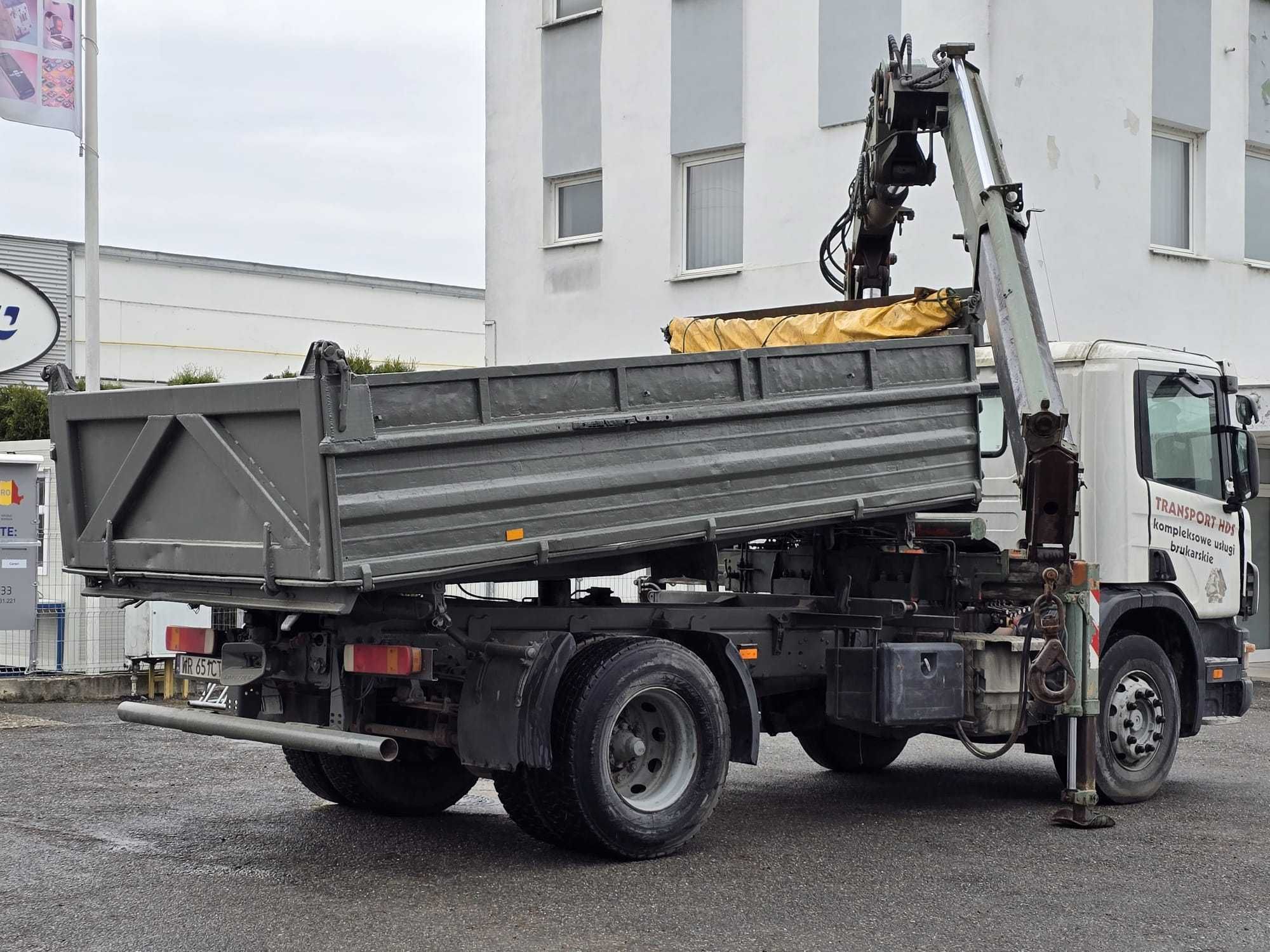 Camion SCANIA basculanta pe trei parti cu macara