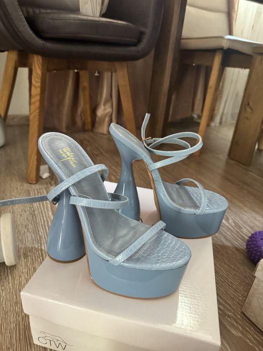 Сандали на висок ток