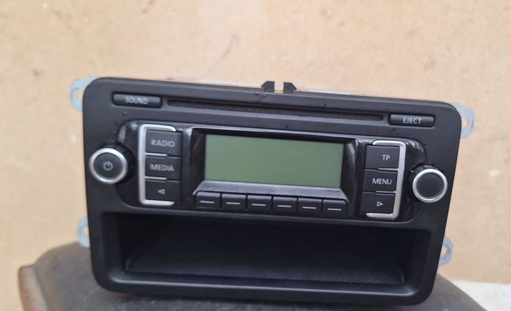 Vând cd pleyer  Volkswagen golf 6 .Funcționează perfect.  100  lei Neg