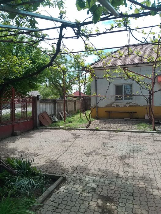 Două case în aceeași curte cu teren 970mp,str.asfaltată,cu utilități.