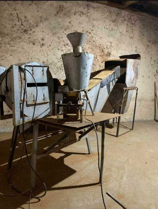 Машина за чупене на бадеми