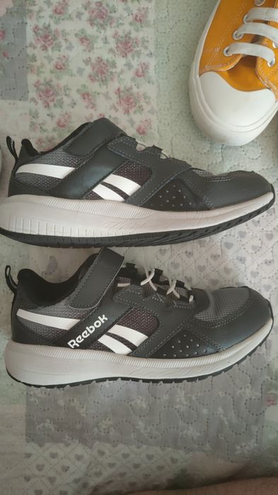 Маратонки Reebok, кецове, и сандали Ipanema.