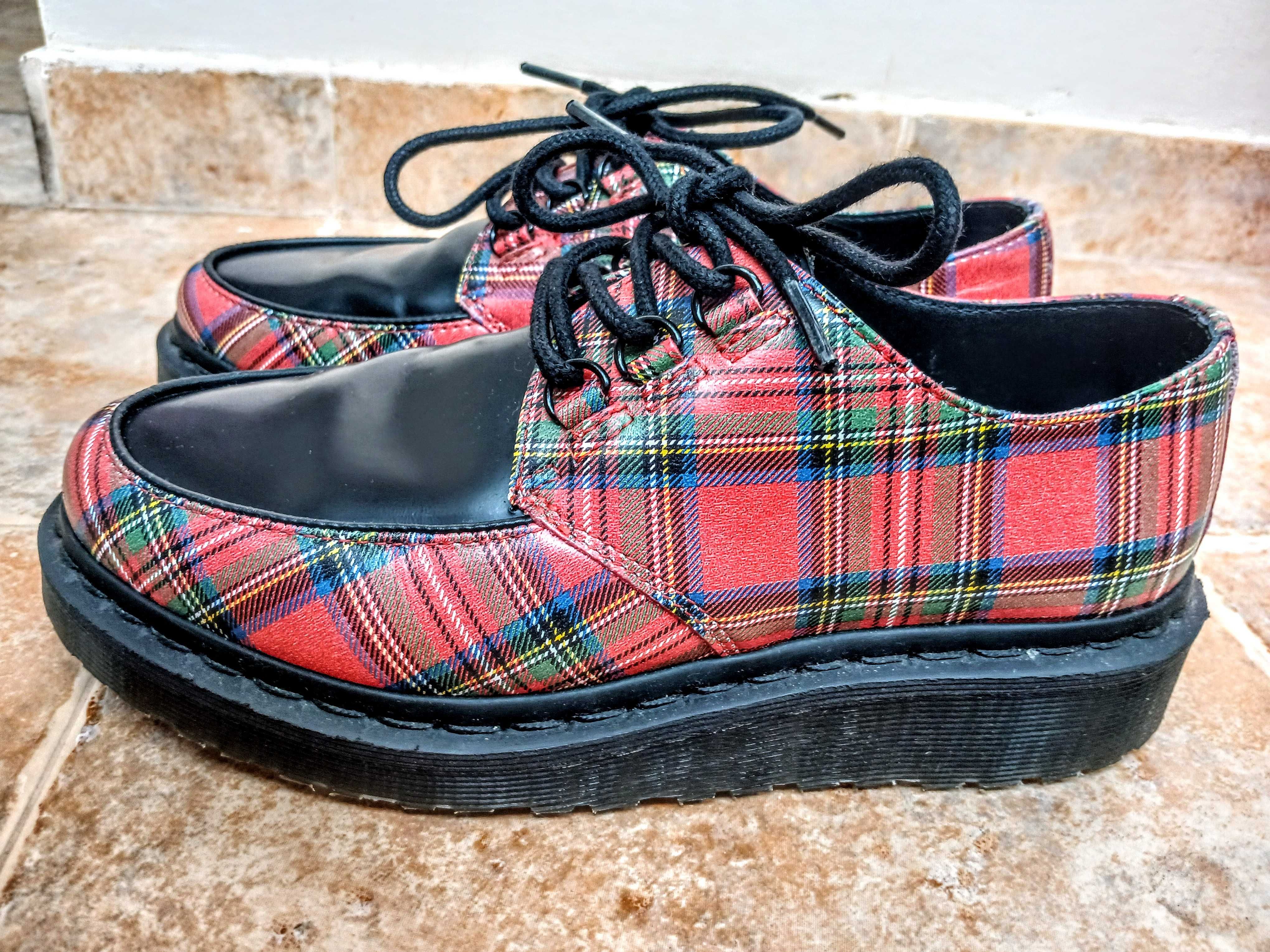 Обувки Dr. Martens River в черно/тартан