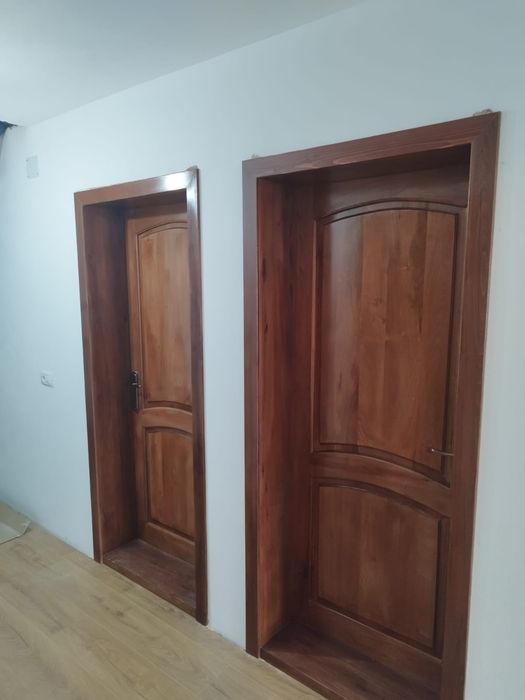 Uși și geamuri din lemn masiv vopsite feronerie kieder sticla de termo