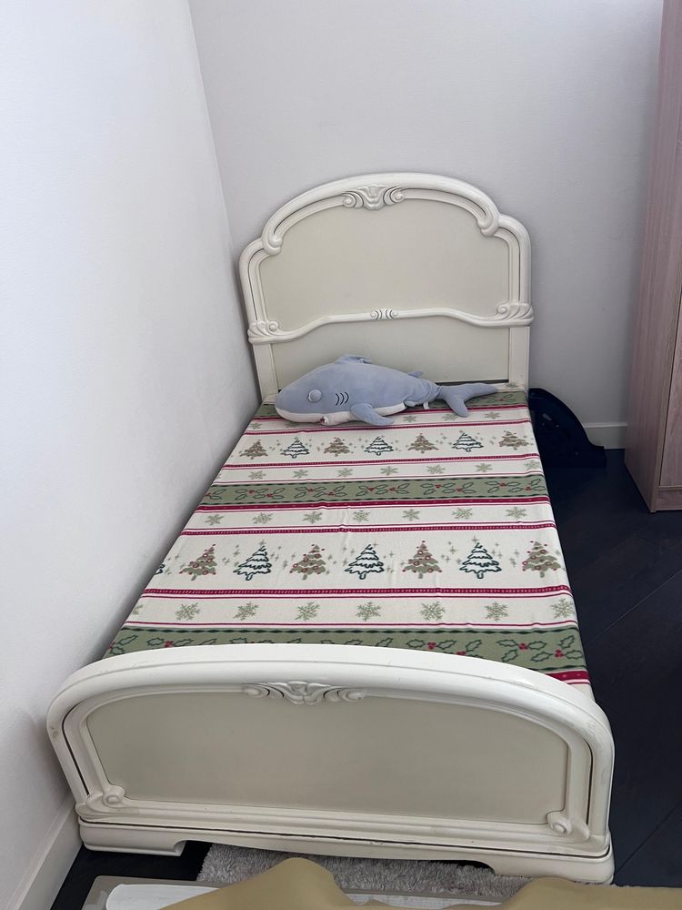 Продам детскую кровать с матрасом.
