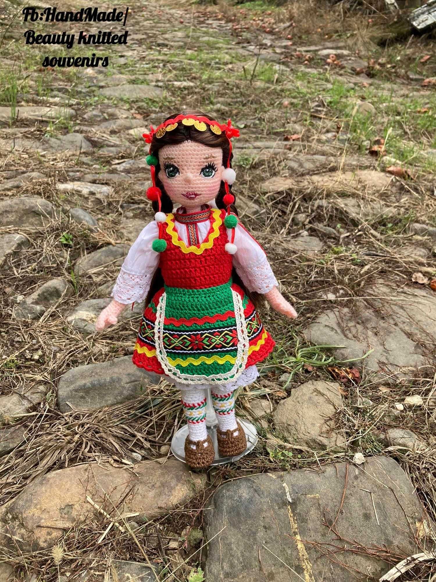 Кукла в народна носия Лазарка