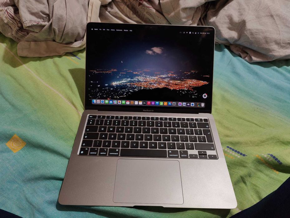 13-inch Macbook Air with Apple M1 chip