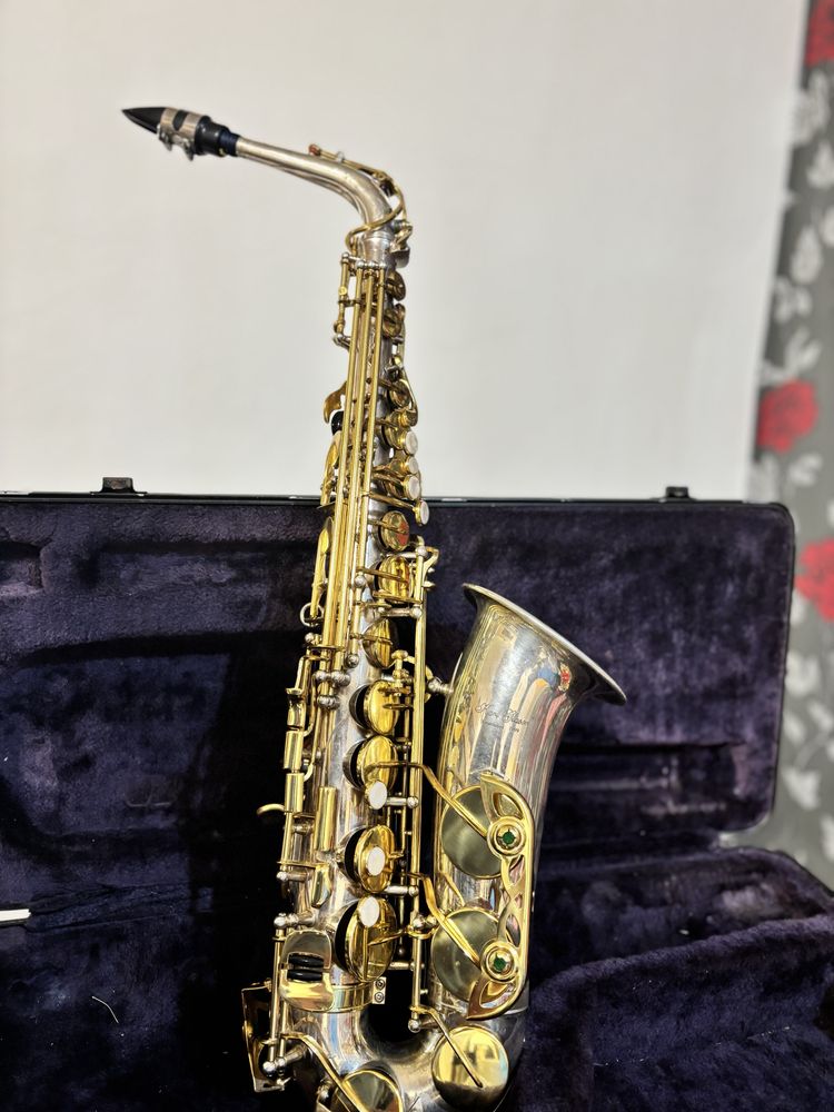 Vând două saxofoane