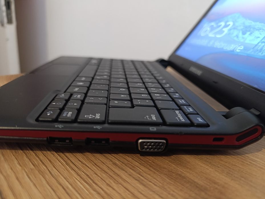 Vând mini laptop Samsung