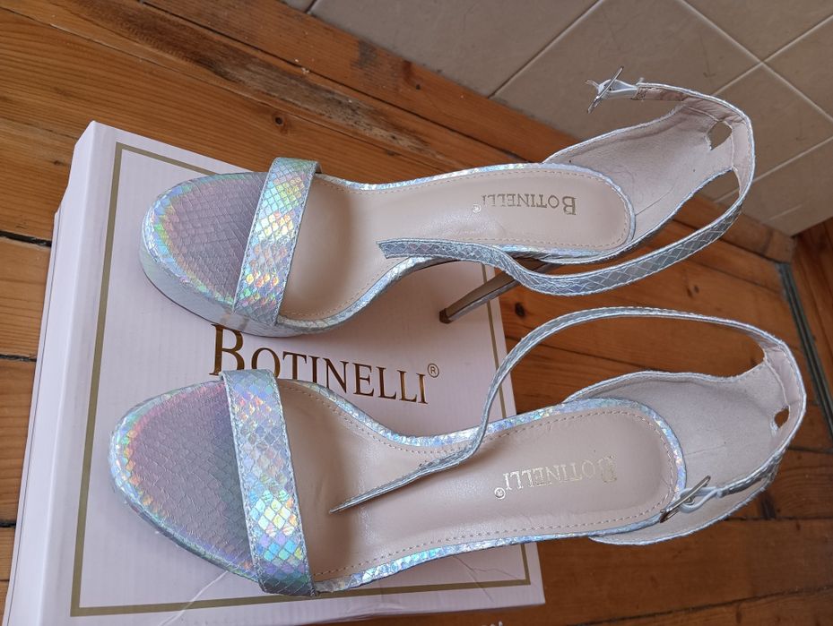 Обувки на висок ток с преливащи цветове