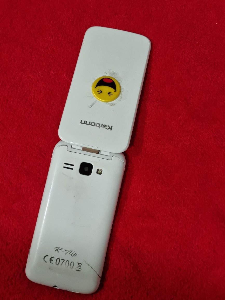 Telefon cu clapeta karbon cu încărcătorul original