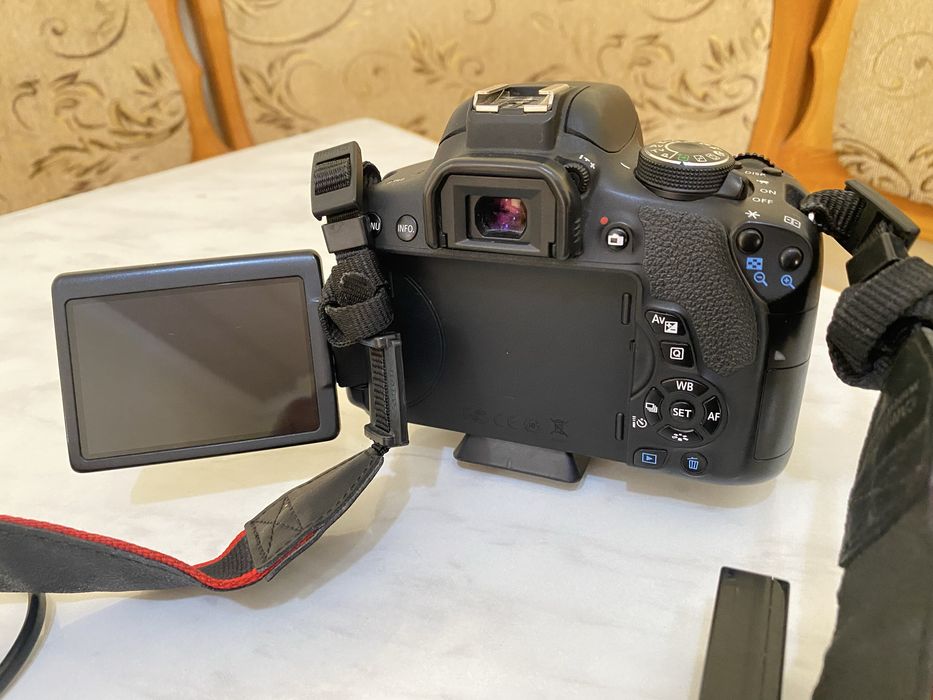 Canon 750 D komplekt 2 ta batareya i zaryadchik