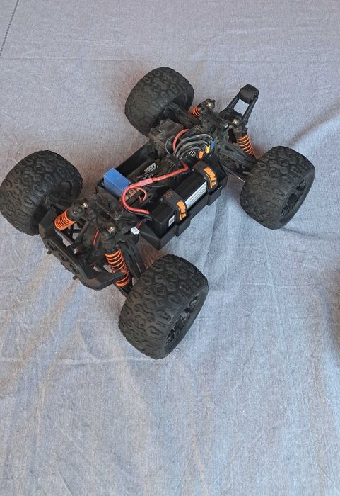 Mașinuță cu telecomanda TM RTR 1:10 70 km/h +4 baterii +mașinuță piese