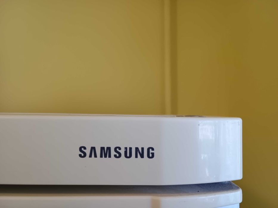 Продавам работещ и запазен хладилник с фризер Samsung