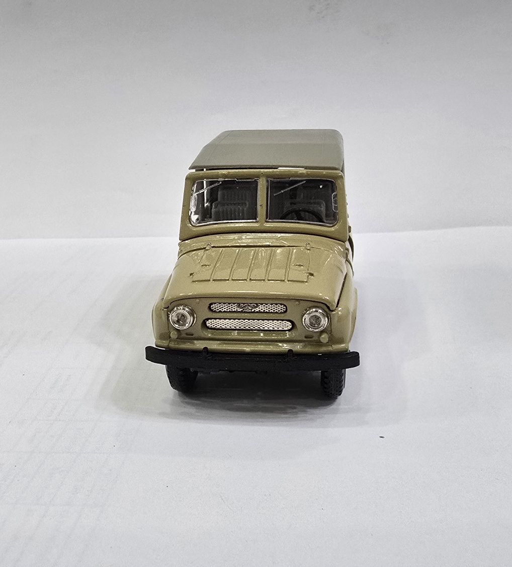 Продам модель автомобиля уаз-469