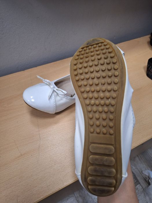 Елегантни бели пантофки