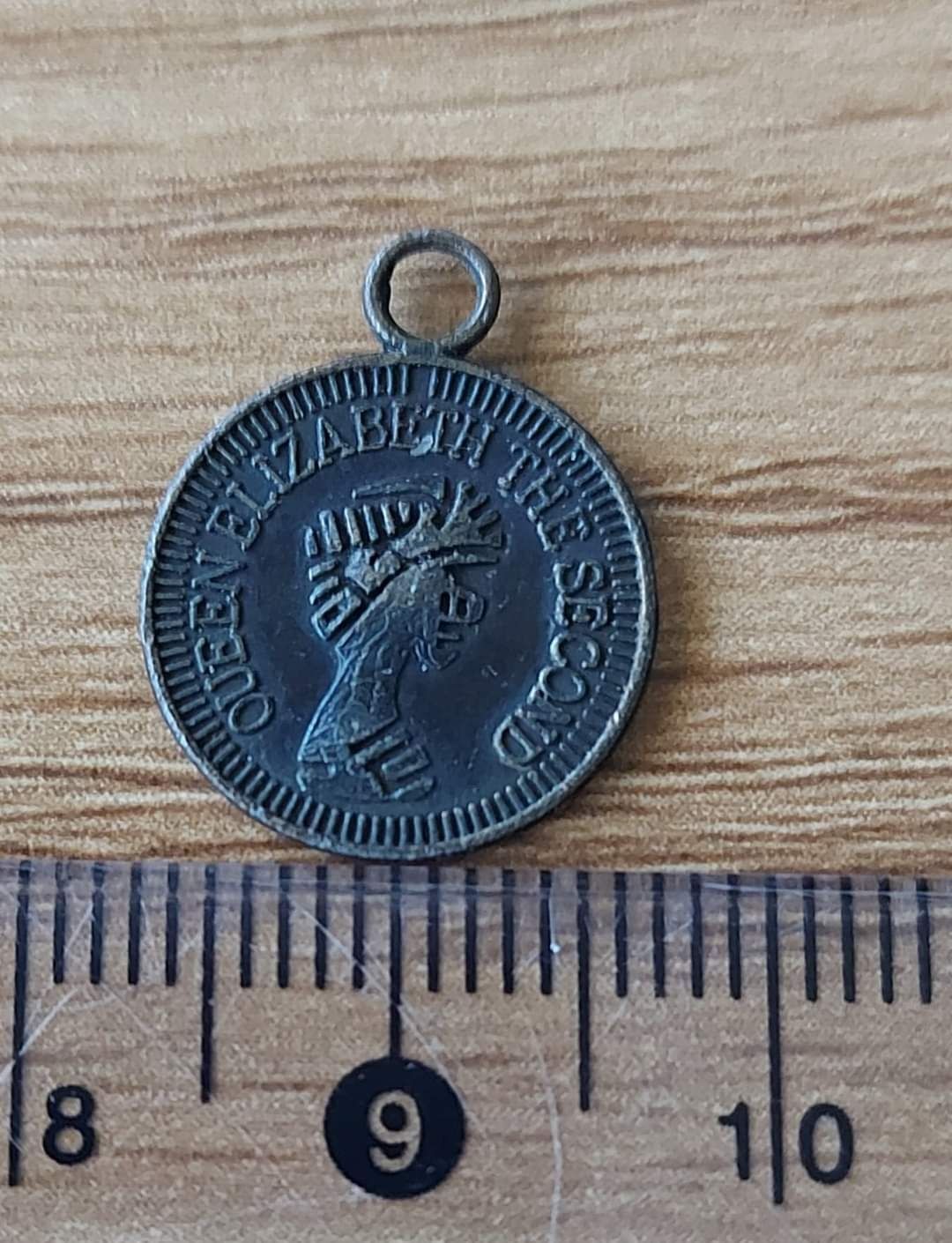 Малък медальон "Елизабет Втора". Цена: 10лв.