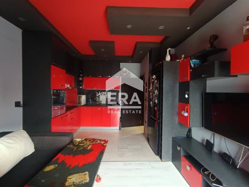 Само в ЕРА! Обзаведен двустаен апартамент с голяма тераса в кв. "Възра