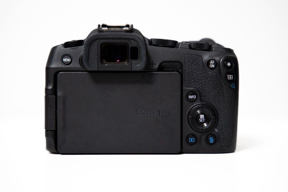 Canon EOS R8 + Obiectiv 50mm f/1.4 + Adaptor EF-EOS R