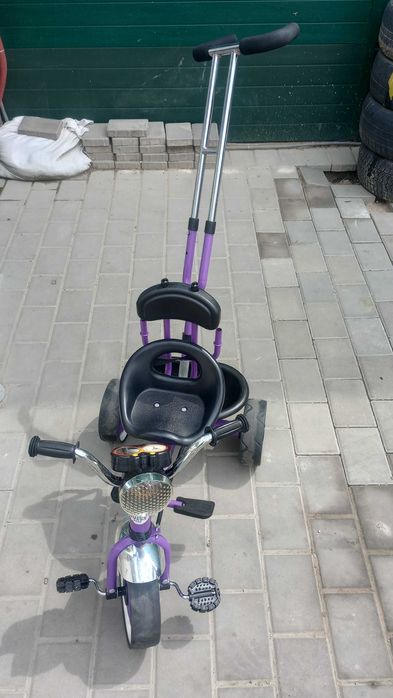 Tricicleta cu impingator, foarte robusta.