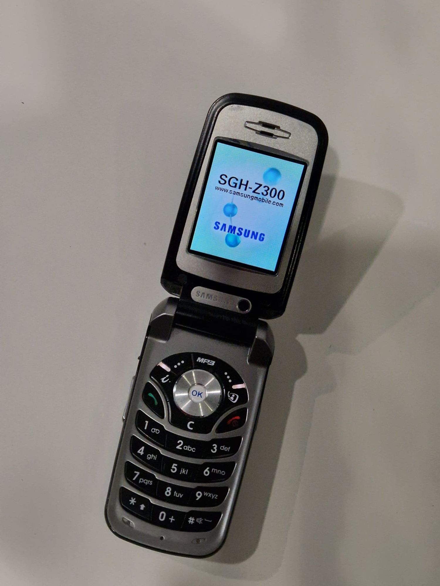 Telefon SGH-Z300 cu clapeta cu încărcător original