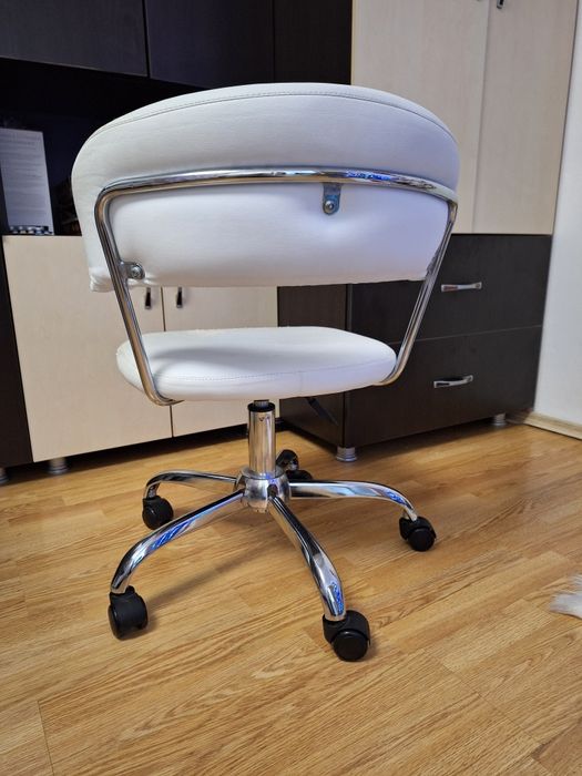 Scaun birou alb , cu cadru metalic