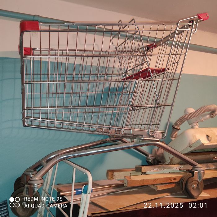 Тележка продуктовая Несколько раз пользовались.А так нгвая
