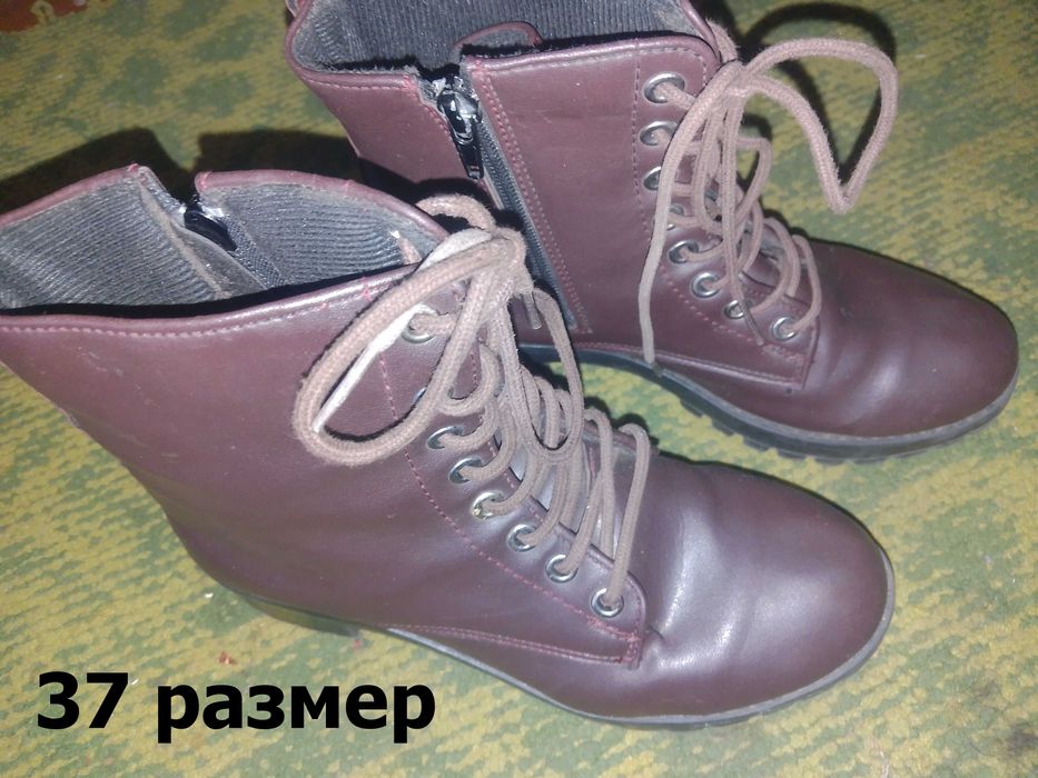 ПРОДАМ ЖЕНСКИЕ БОТИНКИ! Осенне-весенние. На каблучке с замком/шнурками