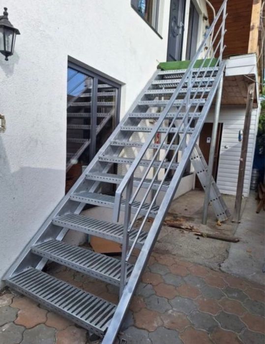 Scări metalice zincate pentru exterior –