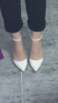 Продам новые белые туфли