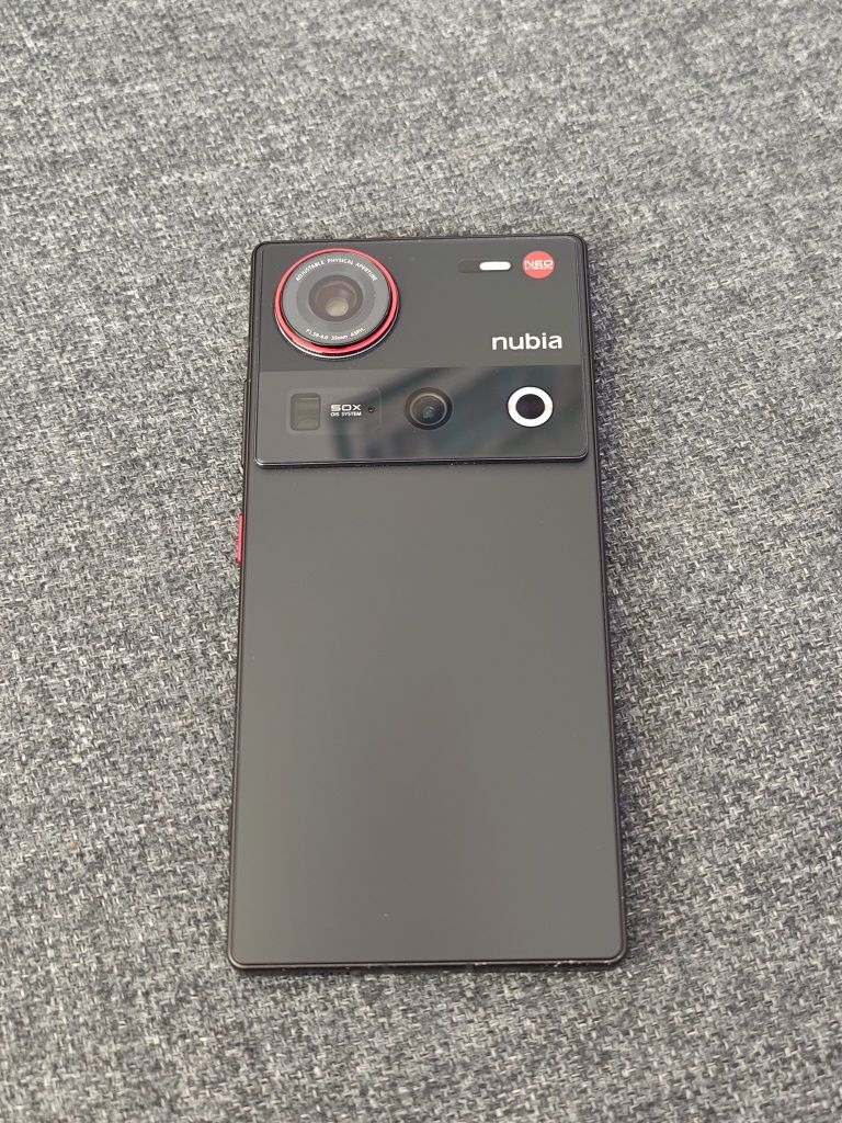 Продавам телефон Nubia Z70 Ultra 16/512gb