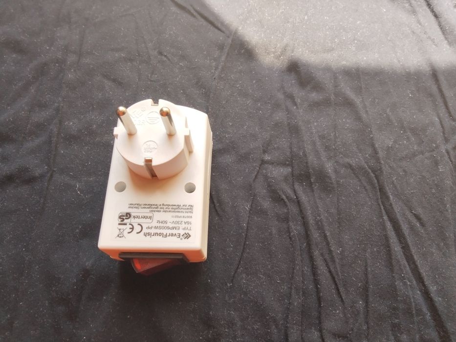 Самостоятелен контакт  с копче за прекъсване, за 220 волта