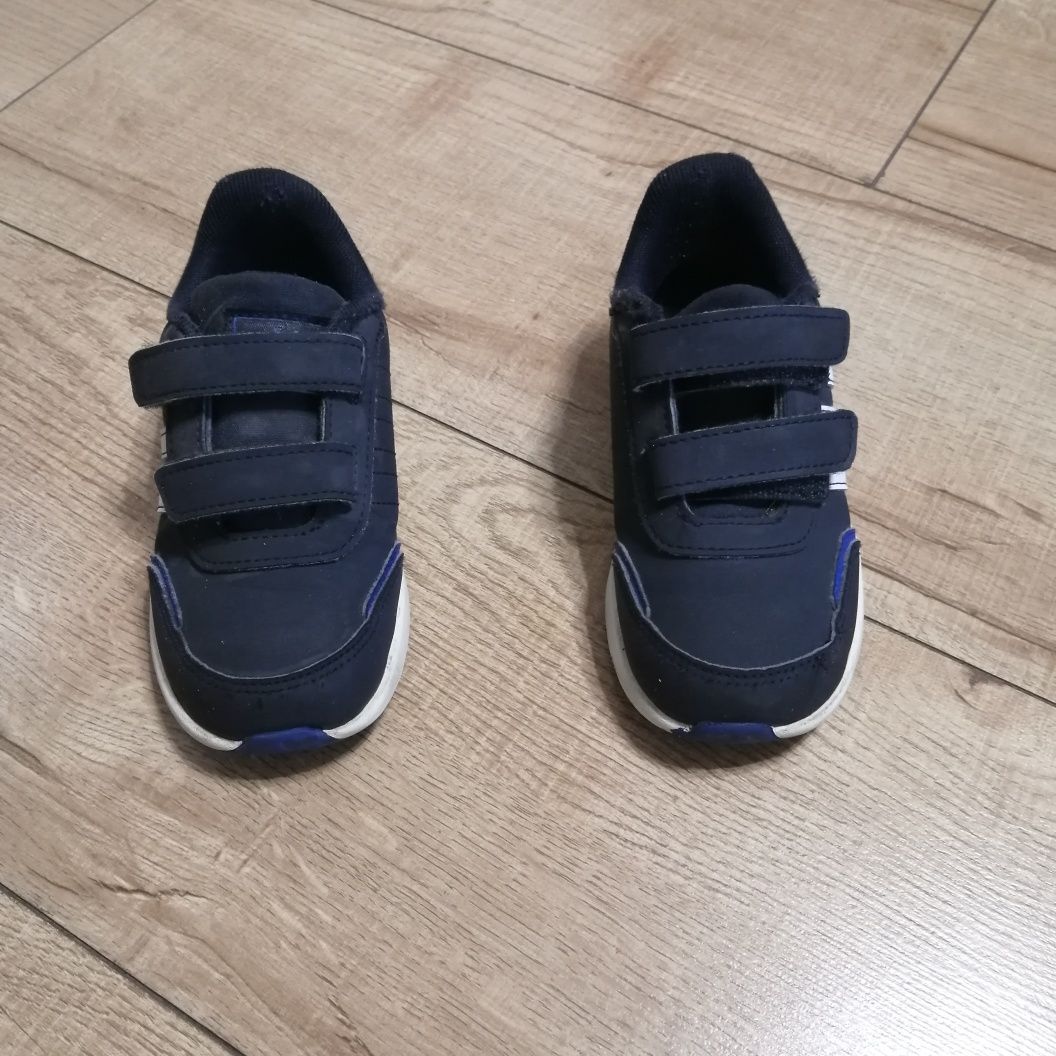 Продавам детски маратонки Adidas