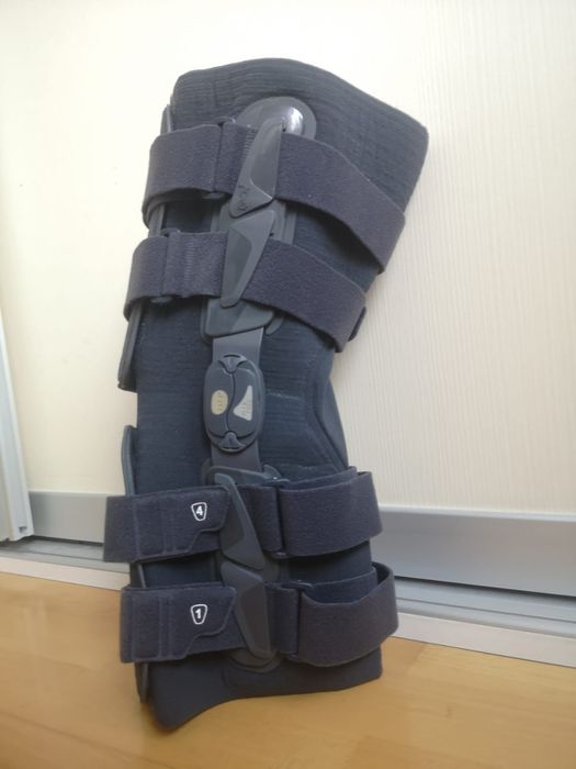 Orteza de genunchi mobila cu articulatii reglabile Medi