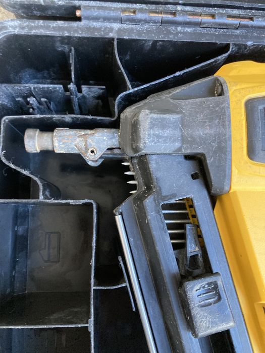 Пушка за директен монтаж Dewalt DCN890